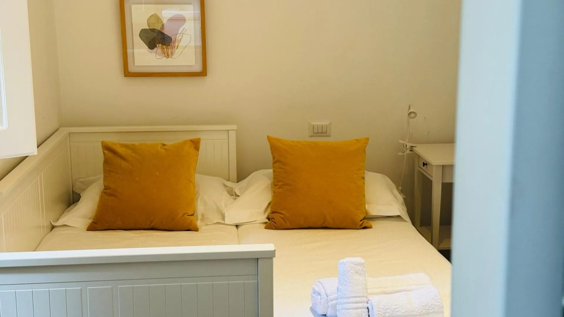Modern Art Apartment - Art Pieces & Eclectic Deco Florence