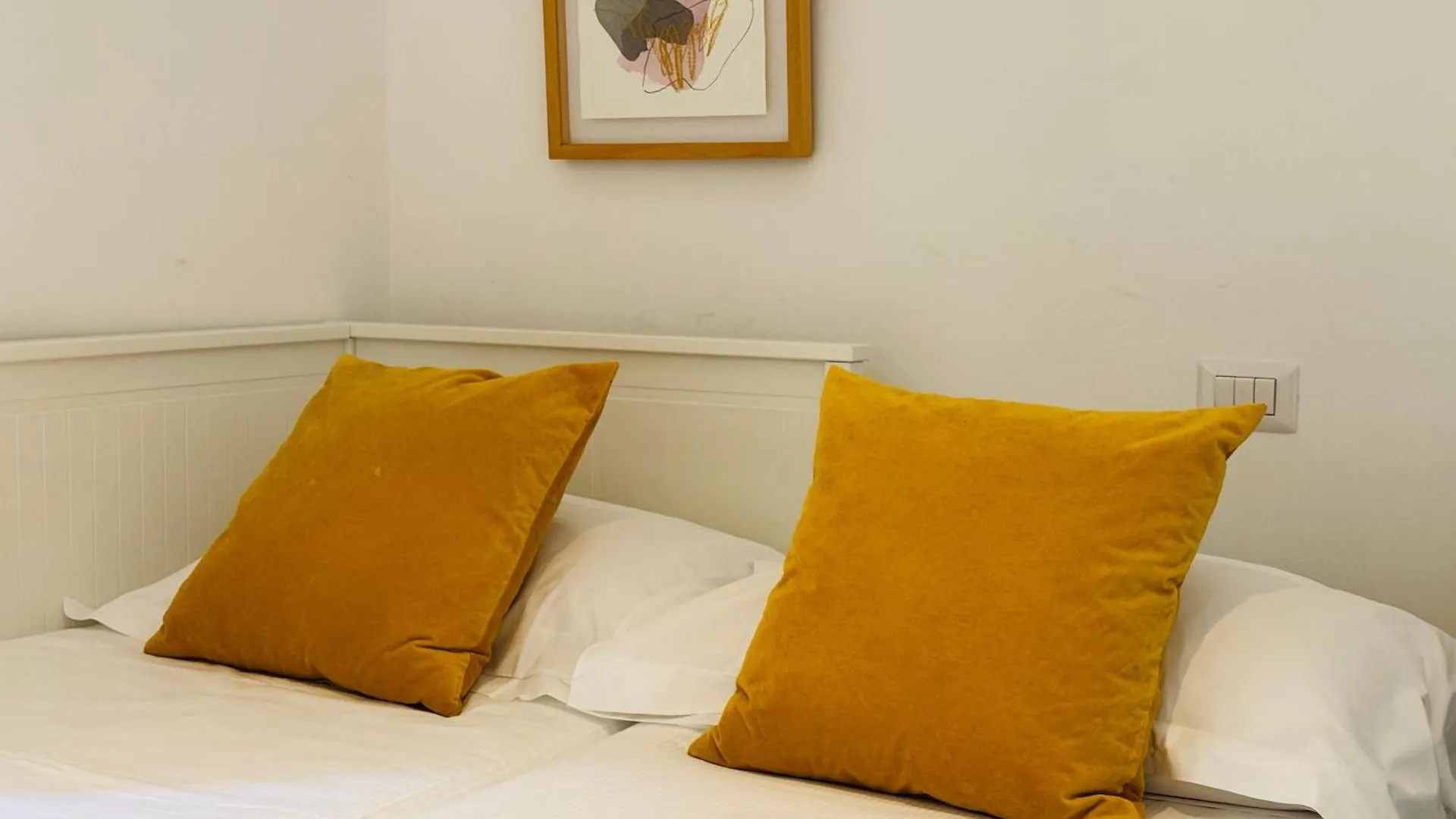 Modern Art Apartment - Art Pieces & Eclectic Deco contacts